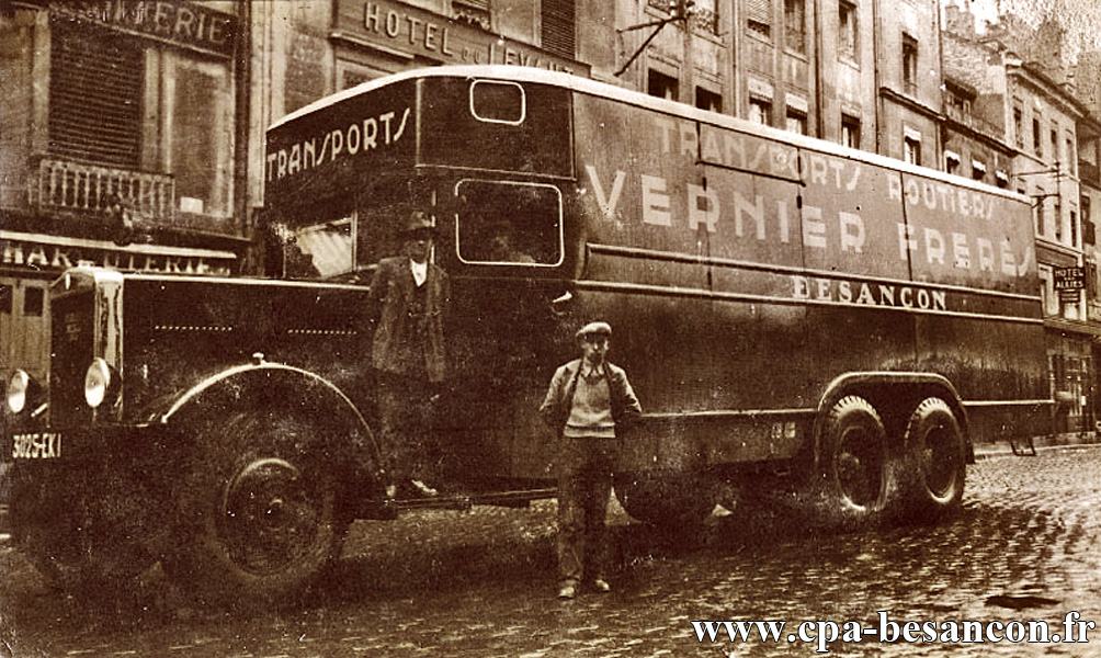 BESANÇON - Rue des Boucheries - Transports Vernier Frères - Une équipe de déménageurs.